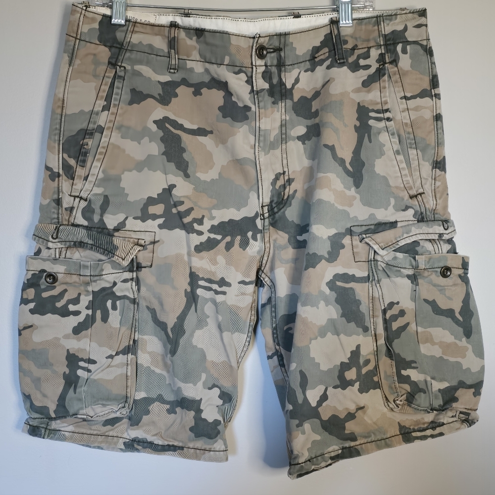 Levi's Men's Camouflage Cargo Shorts in Beige & Green